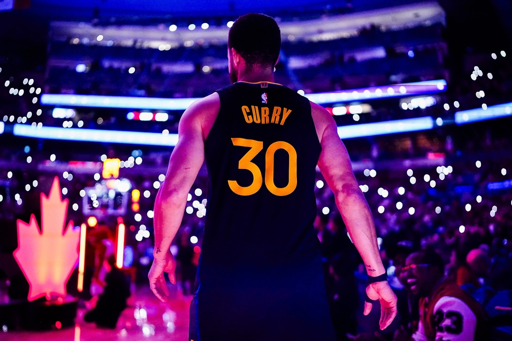 名记：勇士以前是超级烂队 然后库里来了 他就好像是湾区的神